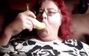 BBW nurse Vicki adventures with friends: Cameră în direct cu asistentă care mănâncă banane Vicki