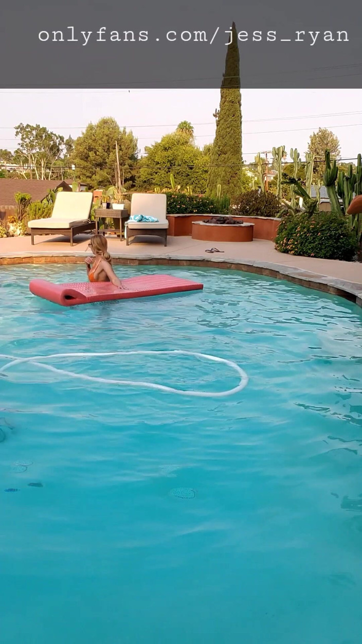 JessRyan: 梦中的熟女苗条浸渍