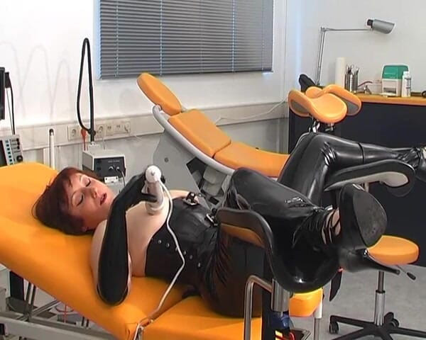 Rubber & Clinic Studio - 1ATOYS: Jinekatörde kauçukla mastürbasyon