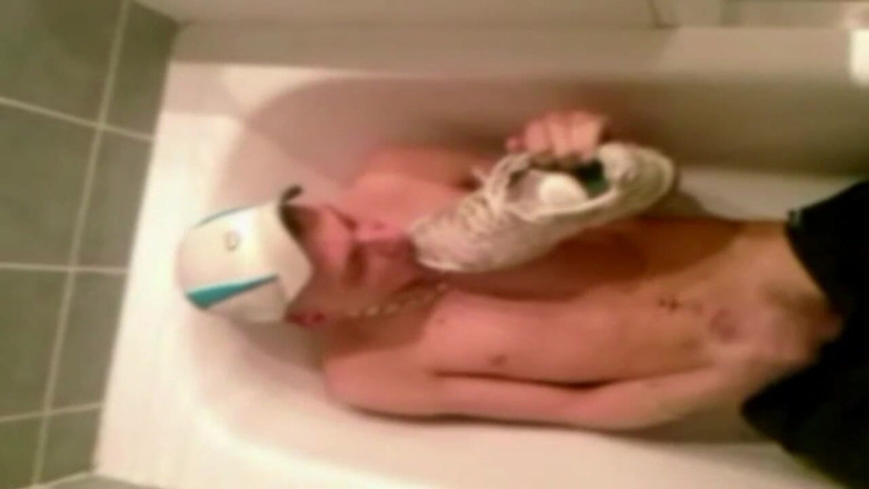 Sneaker gay: Sneaker solo with piss in sneaker in bathe
