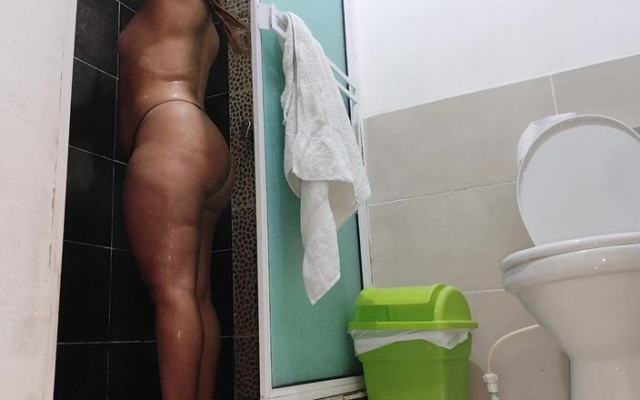1lindapareja: Giovane donna nuda registrata nella doccia