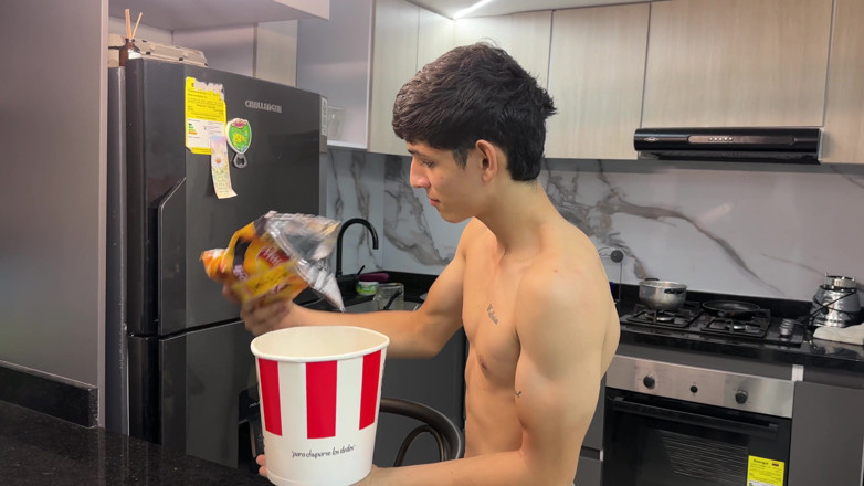 hopesex: Nadržený kamarád dal svůj bohatý penis do hranolek pro svou...