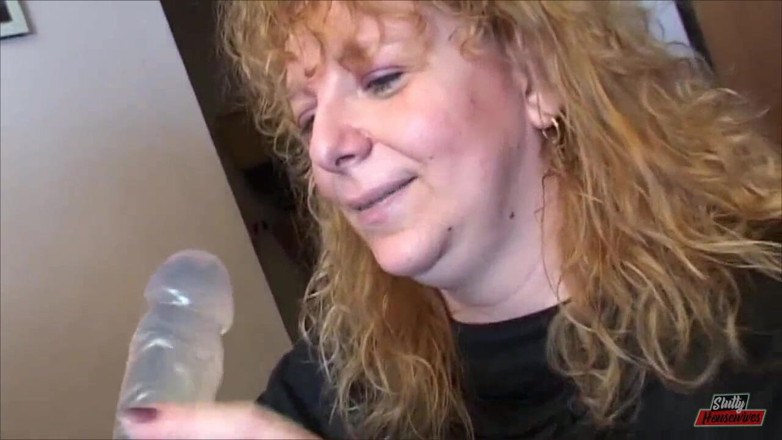 Vere Casalinghe Italia.: Lusty old woman enjoys cocks and toys in her holes