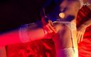 Virgin Lux: Витончена сучка смикає свою мокру дірку воском на тілі