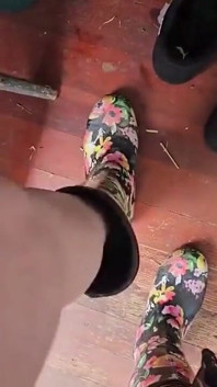 哦，看看我的橡胶雨靴在所有这些不同的角度和位置，因为我的性感尺寸6英尺享受他们h的方式