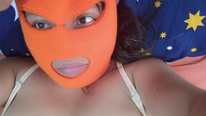 Goky: Nevlastní sestra začíná svým prvním domácím porno videem, její prsa...
