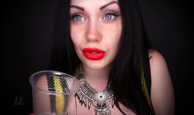 Goddess Misha Goldy: Te voi hrăni cu zeița mea scuipat - dacă mă rogi...