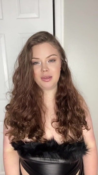 Domina miLF in pelle puttane al suo gioco di ruolo ragazzo sissy