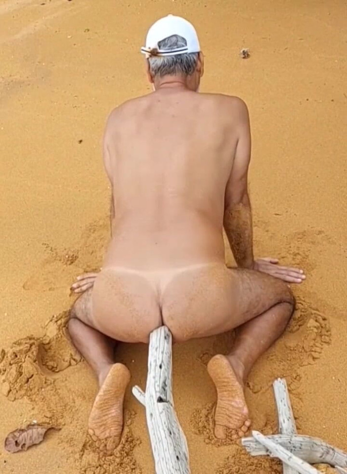 Ladysilvas: Ladysilva Pelada Na Praia Com Tesao Com Um Pau Na...