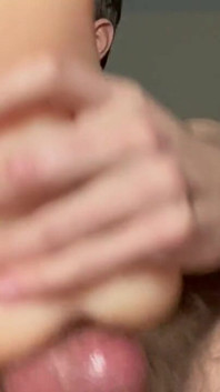 Muncratlah denganku saat aku membelai memekku yang berbulu