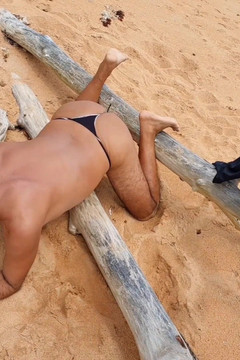 Ladysilvas: Ladysilva w majtkach na plaży pokazując swoją gorącą dupę, chcąc...
