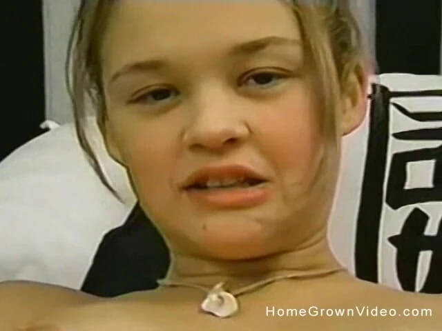 Homegrown Amateurs: Krystina diliputi mukanya dengan air mani melekit!