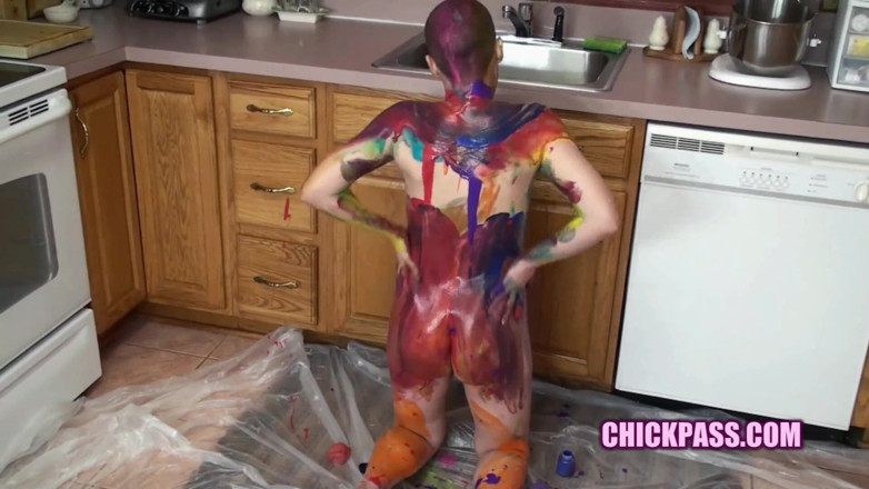 ChickPass Amateurs: สาวหัวโล้น Shelly ทาสีลายเปลือยกาย