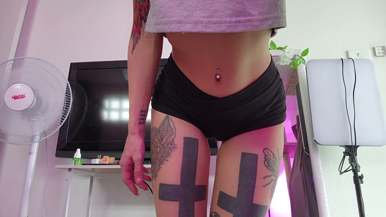 TattoedGirl666: Dar Şortlu Sulu Popo