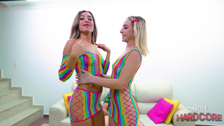 Nasty couples studio: Due troie sul divano: le loro asini saranno rotte