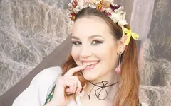 376 Elena Vega als dorfmädchen masturabieren in der Scheune