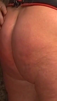 Une MILF mature attachée se fait utiliser son gros cul