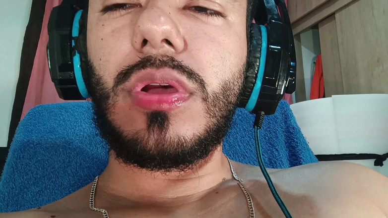 Tommhot: Seksowny kolumbijski mężczyzna oddający mocz i bawiący się napletkiem