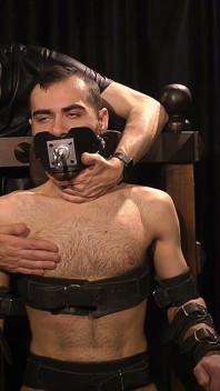 Test Zeus Throne Gag: kluzný šroub, přísné pásy a vytrvalost