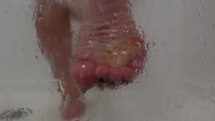 Raven Willow: 샤워 중 내 발을 보고 있는 걸 봤어