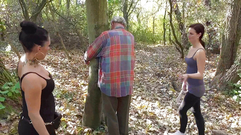 Femdom Austria: Bije a bičování starého muže je jejich jediným potěšením