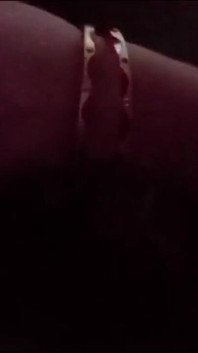 Inderin neue sexy bhabhi fingert ihre sauber rasierte rosa muschi
