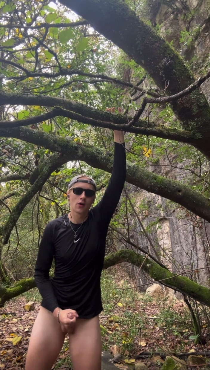 Axton Drake: Hiker Bro pergi off-laluan untuk melancap