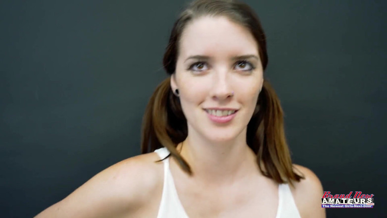 Brand New Amateurs: O brunetă slabă se fute și suge pula în audiție porno