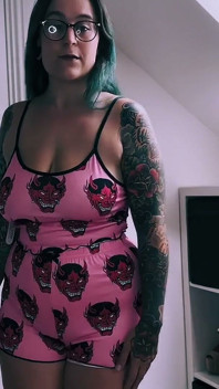 Model alt dengan berbulu lagi asik dengan lingerie seksi