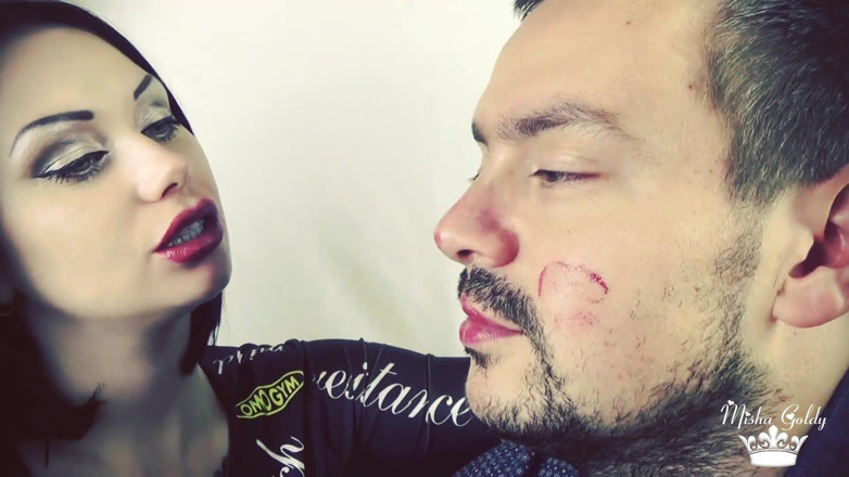 Goddess Misha Goldy: Alex melumuri lipstik merah mengkilap berciuman di seluruh wajahnya!