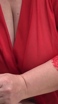 Big Mature Tits Behind the Scenes. a Chubby Housewife Washes Dishes.