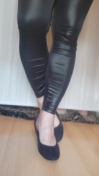 Schwarze Kunstleder-leggings und High Heels
