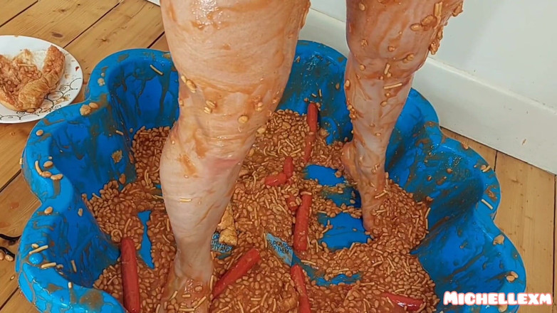 Michellexm: 脚在豆子和香肠里，脚崇拜sesy脚底