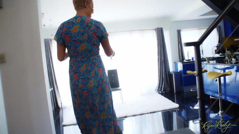 RyanKeely: Sousedka MILF chce jezdit - Ryan Keely