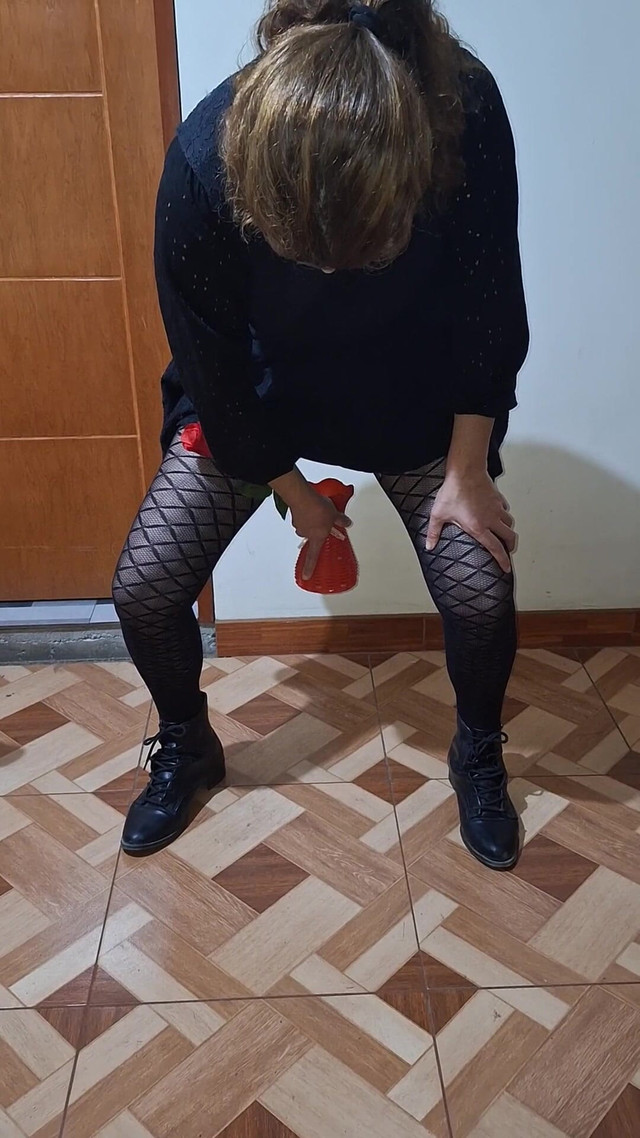 She Pisses on a Vase (Agnes Swallow) She Pisses on a Vase (Agnes Swallow)