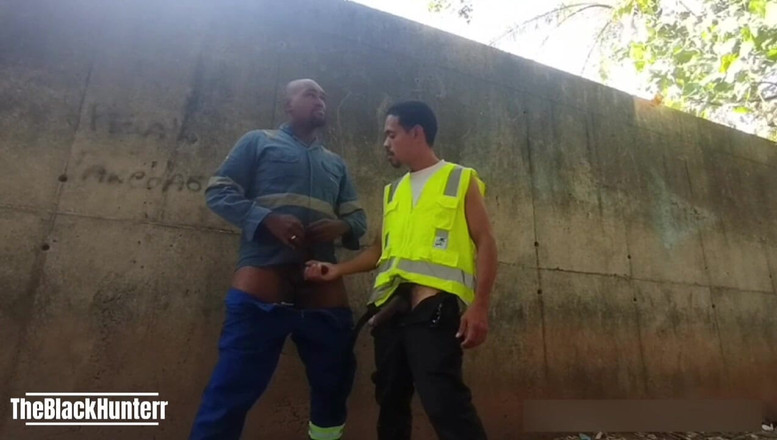 TheBlacKHunterr: 서비스 벽 뒤에 있는 두 명의 작업자