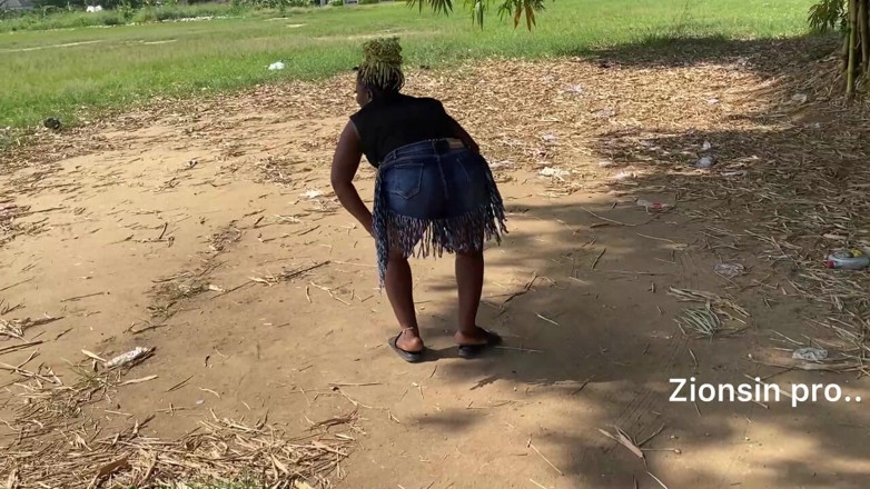 Zion: Africana Ébano Sexy Chica Negra Baila En Público Con Risas