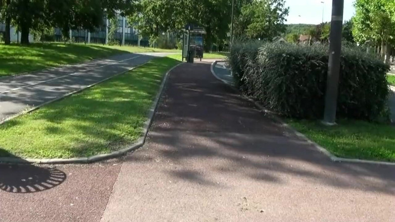 Nude in France: Max está invitado a follar a una milf sexy por...