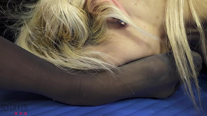 Defeated.xxx: Pelea de oler pies de nylon obligado - ¡huele mis pies negros...