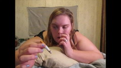 Fat House Wife: Pelacur jelek gemuk merokok melalui hidungnya!