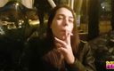 Smokin Fetish: 야외에서 귀여운 십대와 흡연과 발 페티쉬