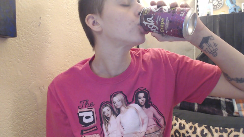 Abby Anna: Grape soda rülpst