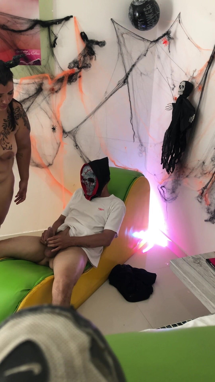 Lexly_16: Šukání se nevlastním bratrochem na večírku, nevěděla, kdo je ten...