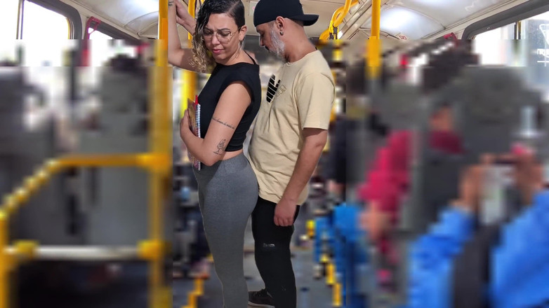Gabi SweetCouplesStories: 放荡的学生在公交车上被射精