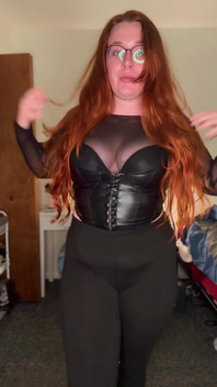 Sexy gótica madrasta no Dia das Bruxas