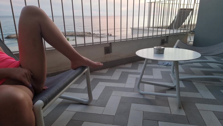 TheloveStory: Exhibition et nue sur le balcon, squirt fountaine