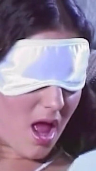 Cycata milf suka bierze głęboki anal przy basenie