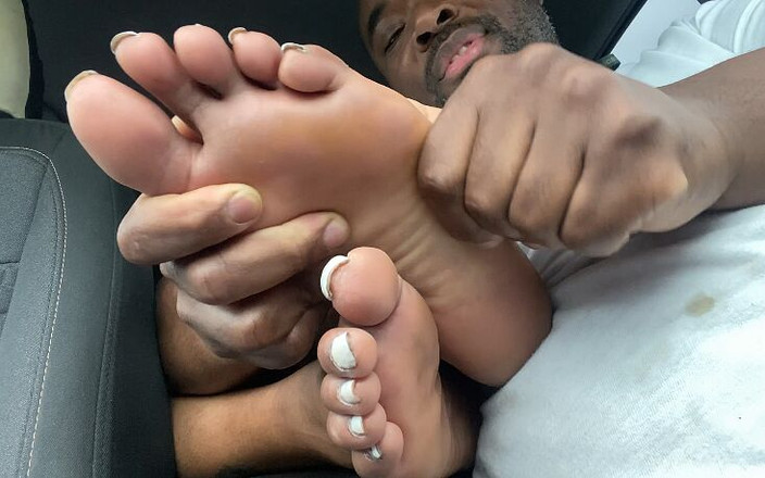 Foot Patrol: Autosessie chillen met Amazon_goddess_ t-bone zolen wrijven n verwennerij