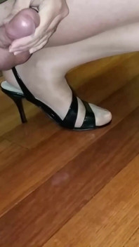 Femboy Dani porusza się wokół kręconych nóg w opalonych rajstopach