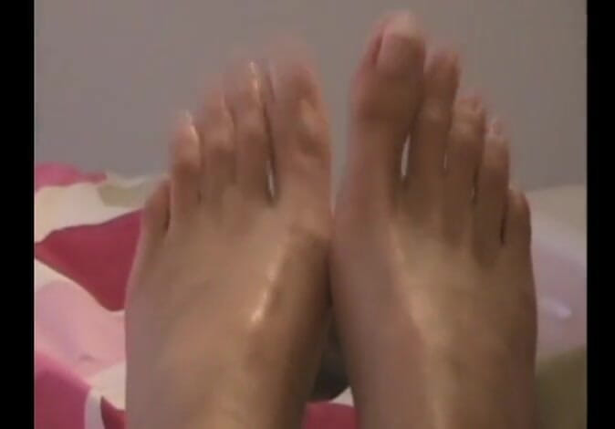 Foot Girls: 그녀는 우리에게 그녀의 신선한 손톱과 발을 보여